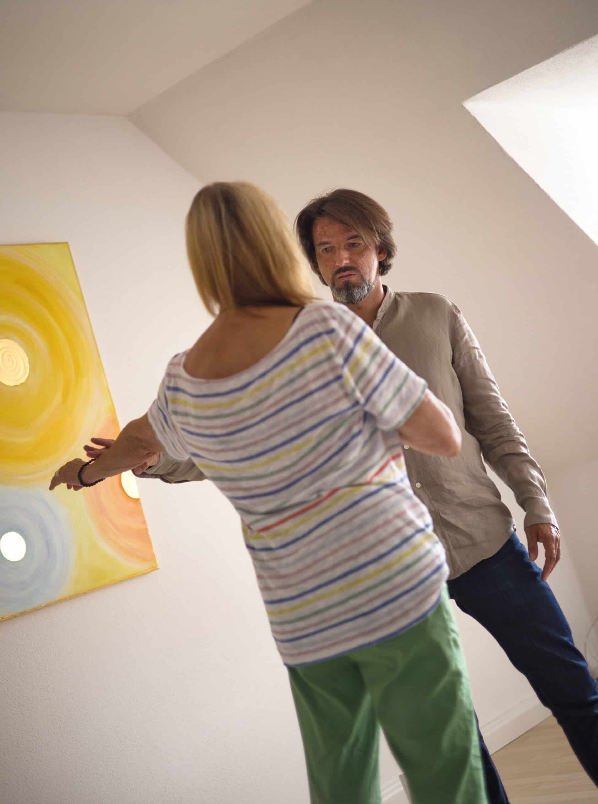 Heros de coaching beim Arbeiten mit Klientin, zeigt transformative Energiearbeit und systemische Methoden in einer Coaching-Sitzung.