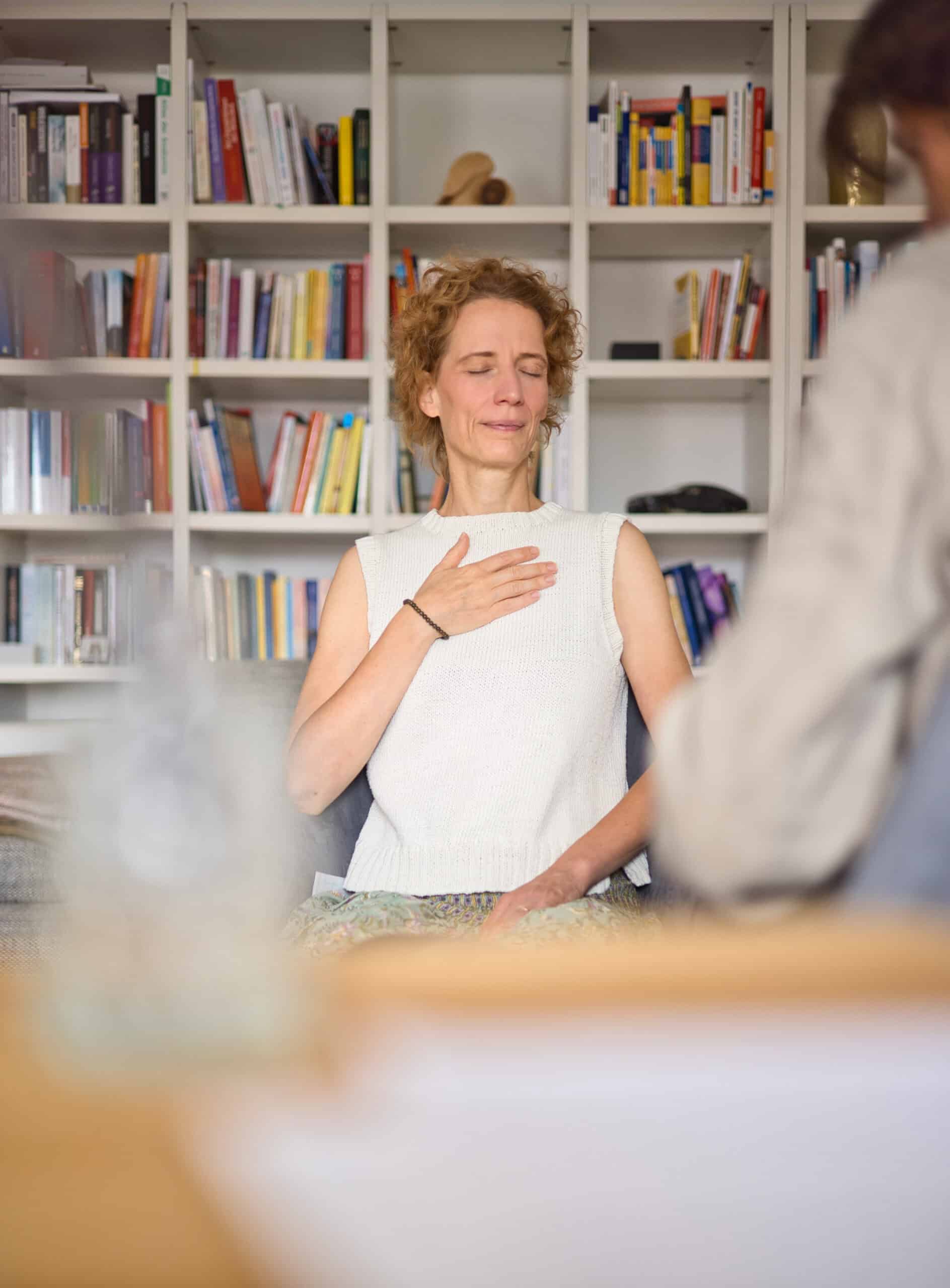 Frau erlebt eine nachhaltige energetische Entspannung während einer systemischen Energiearbeit bei Oliver Hofmann.