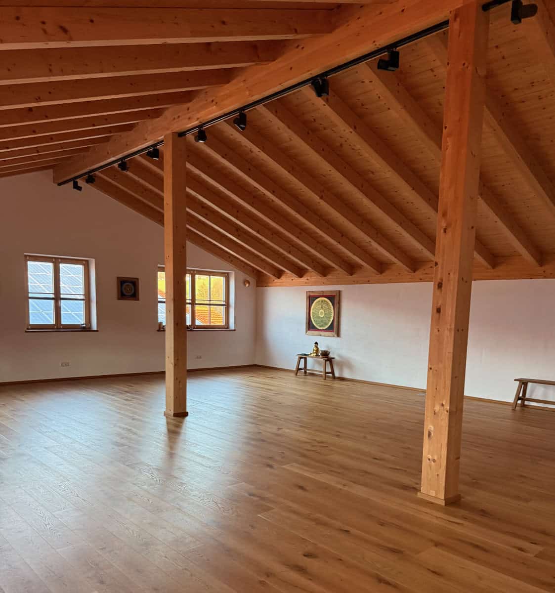 Raum für Heilkreis in Saulgrub Offener Raum mit Holzdecke und großen Fenstern, ideal für Heilkreise und energetische Arbeit in Saulgrub.